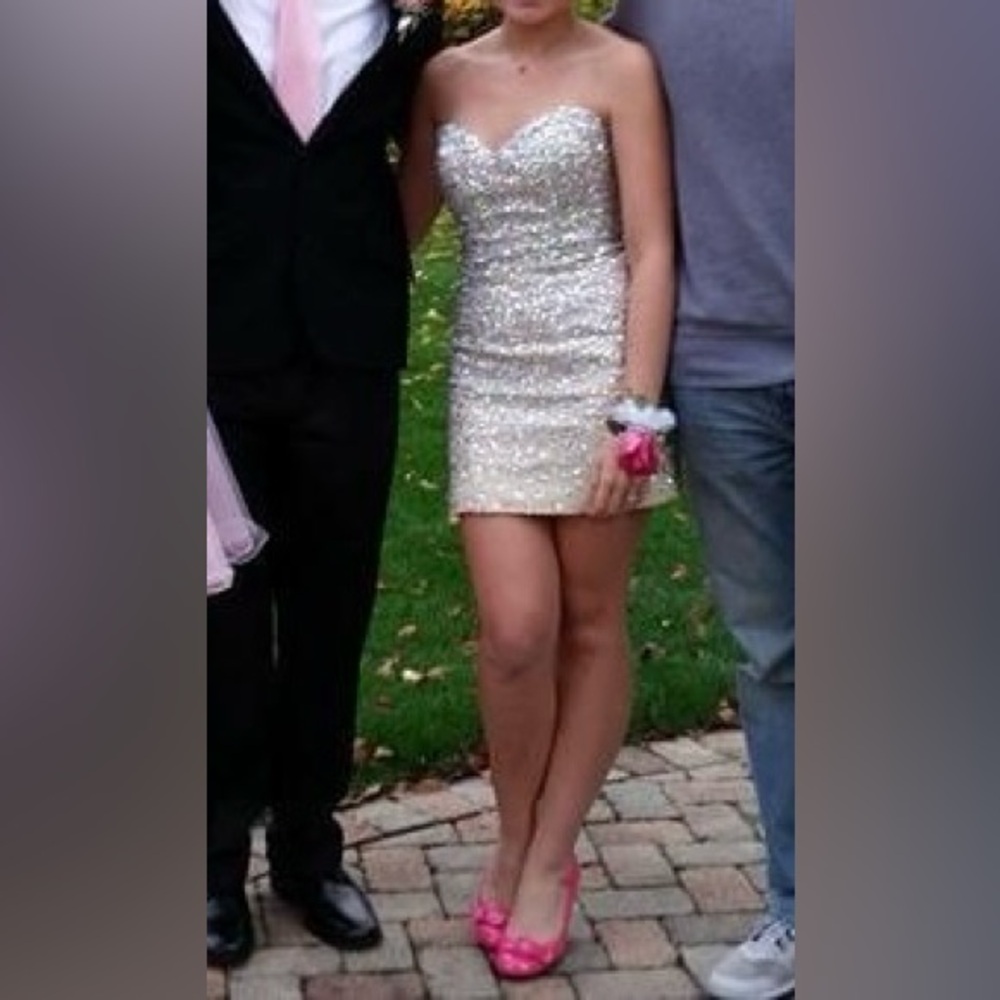 Gorgeous dress for homecoming or prom